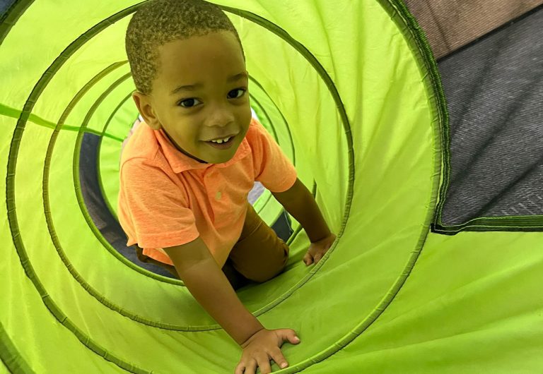 ocoee oaks preschool little boy in a fun tunnel