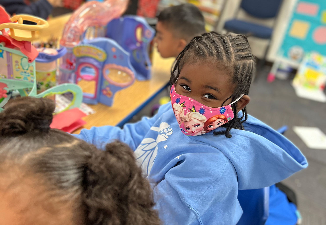 ocoee oaks preschool little girl smiling with mask on